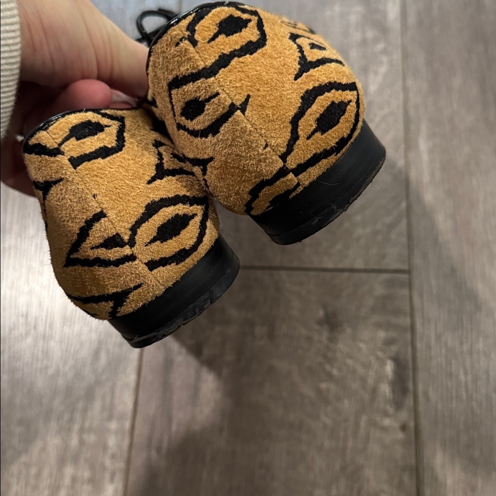 BCBG printed loafers size 8 - Picture 4 of 6